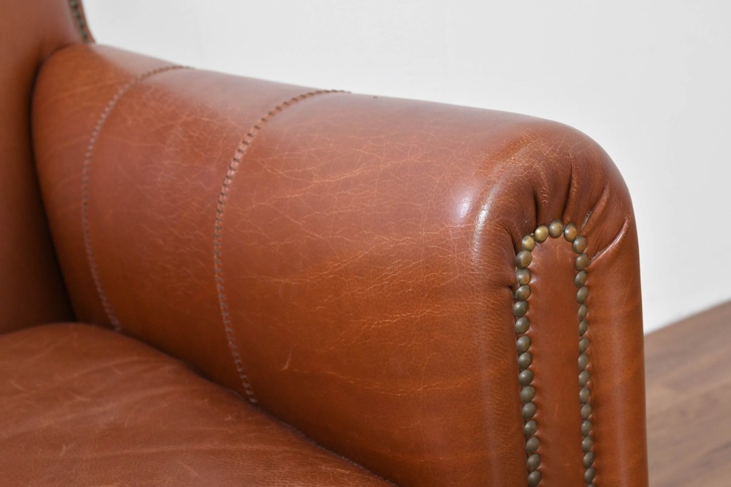 中古　VARO,S.A. VALENTI(バロッサバレンティ)　本革　クラシックな風格を感じさせる鋲打ちデザインの1人掛けアームソファ　定価約40万円　(R-086250)