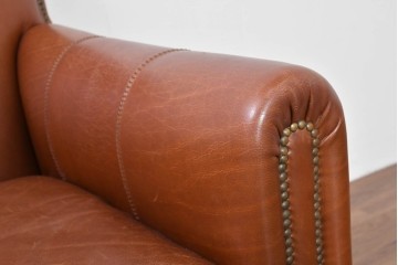 中古　VARO,S.A. VALENTI(バロッサバレンティ)　本革　クラシックな風格を感じさせる鋲打ちデザインの1人掛けアームソファ　定価約40万円　(R-086250)