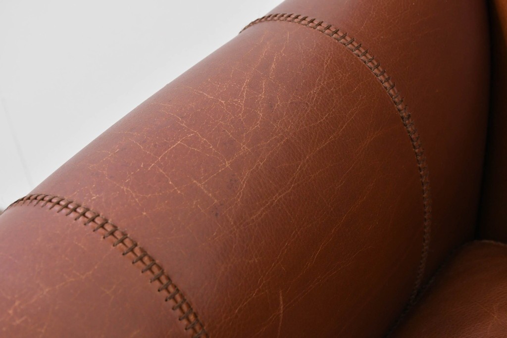 中古　VARO,S.A. VALENTI(バロッサバレンティ)　本革　クラシックな風格を感じさせる鋲打ちデザインの1人掛けアームソファ　定価約40万円　(R-086250)