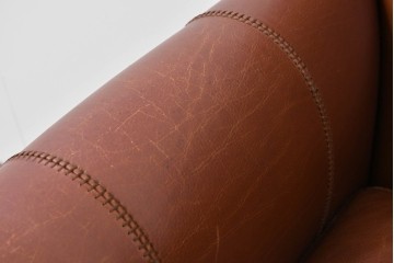 中古　VARO,S.A. VALENTI(バロッサバレンティ)　本革　クラシックな風格を感じさせる鋲打ちデザインの1人掛けアームソファ　定価約40万円　(R-086250)