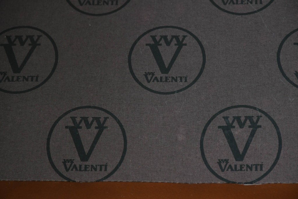 中古　VARO,S.A. VALENTI(バロッサバレンティ)　本革　クラシックな風格を感じさせる鋲打ちデザインの1人掛けアームソファ　定価約40万円　(R-086250)