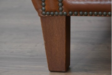 中古　VARO,S.A. VALENTI(バロッサバレンティ)　本革　クラシックな風格を感じさせる鋲打ちデザインの1人掛けアームソファ　定価約40万円　(R-086250)