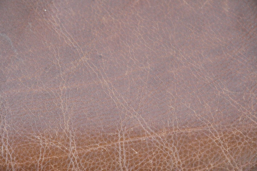 中古　VARO,S.A. VALENTI(バロッサバレンティ)　本革　クラシックな風格を感じさせる鋲打ちデザインの1人掛けアームソファ　定価約40万円　(R-086250)