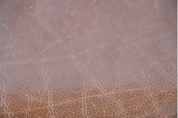 中古　VARO,S.A. VALENTI(バロッサバレンティ)　本革　クラシックな風格を感じさせる鋲打ちデザインの1人掛けアームソファ　定価約40万円　(R-086250)