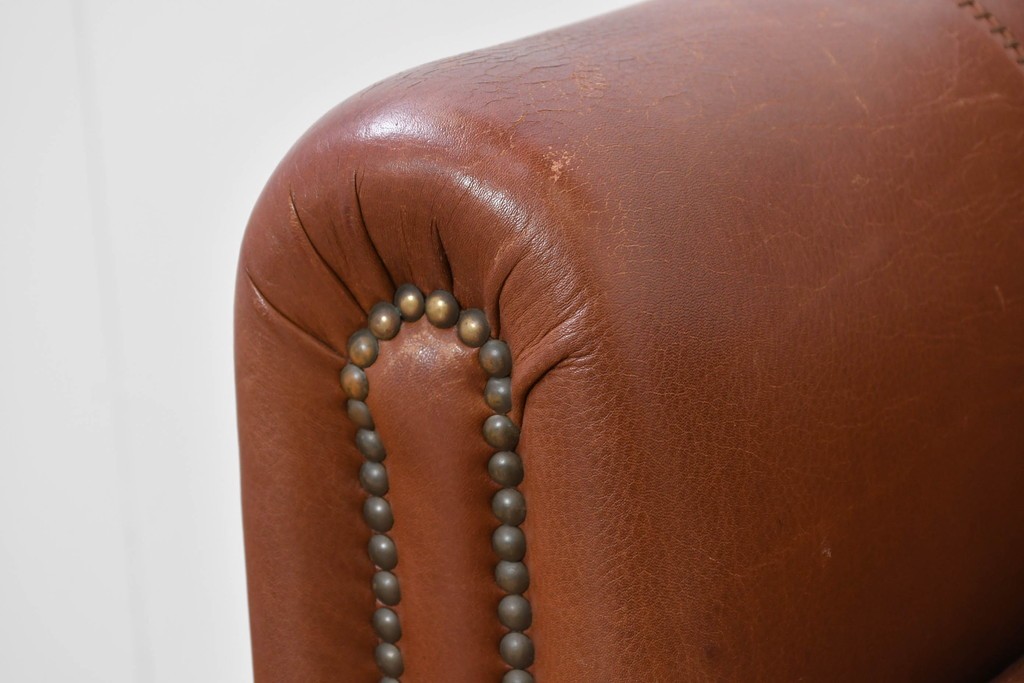 中古　VARO,S.A. VALENTI(バロッサバレンティ)　本革　クラシックな風格を感じさせる鋲打ちデザインの1人掛けアームソファ　定価約40万円　(R-086250)