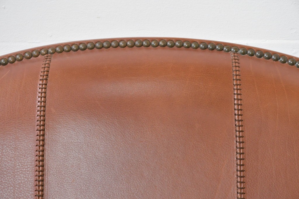 中古　VARO,S.A. VALENTI(バロッサバレンティ)　本革　クラシックな風格を感じさせる鋲打ちデザインの1人掛けアームソファ　定価約40万円　(R-086250)