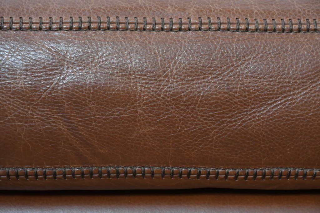 中古　VARO,S.A. VALENTI(バロッサバレンティ)　本革　クラシックな風格を感じさせる鋲打ちデザインの1人掛けアームソファ　定価約40万円　(R-086250)