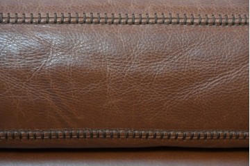 中古　VARO,S.A. VALENTI(バロッサバレンティ)　本革　クラシックな風格を感じさせる鋲打ちデザインの1人掛けアームソファ　定価約40万円　(R-086250)