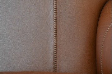 中古　VARO,S.A. VALENTI(バロッサバレンティ)　本革　クラシックな風格を感じさせる鋲打ちデザインの1人掛けアームソファ　定価約40万円　(R-086250)