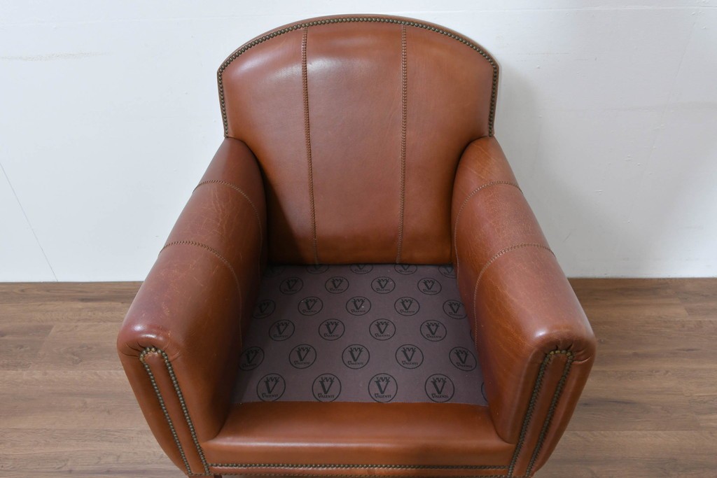 中古　VARO,S.A. VALENTI(バロッサバレンティ)　本革　クラシックな風格を感じさせる鋲打ちデザインの1人掛けアームソファ　定価約40万円　(R-086250)