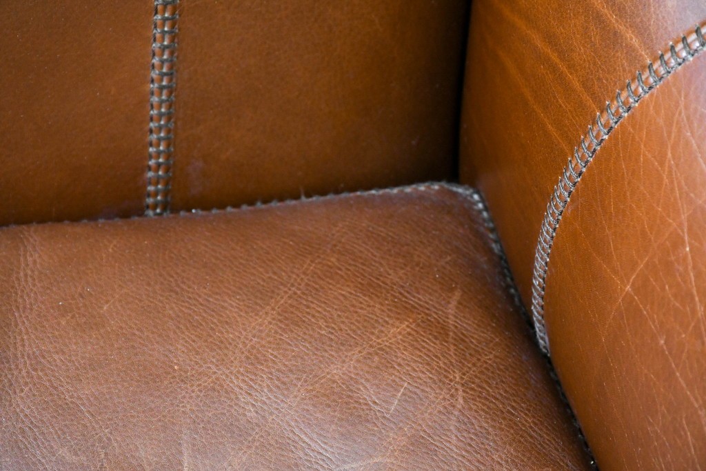 中古　VARO,S.A. VALENTI(バロッサバレンティ)　本革　クラシックな風格を感じさせる鋲打ちデザインの1人掛けアームソファ　定価約40万円　(R-086250)