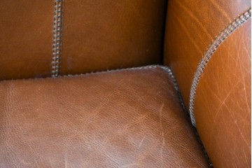 中古　VARO,S.A. VALENTI(バロッサバレンティ)　本革　クラシックな風格を感じさせる鋲打ちデザインの1人掛けアームソファ　定価約40万円　(R-086250)