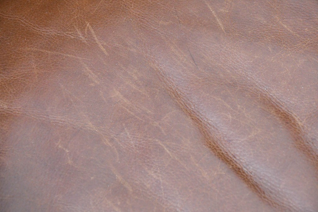 中古　VARO,S.A. VALENTI(バロッサバレンティ)　本革　クラシックな風格を感じさせる鋲打ちデザインの1人掛けアームソファ　定価約40万円　(R-086250)