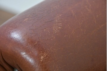 中古　VARO,S.A. VALENTI(バロッサバレンティ)　本革　クラシックな風格を感じさせる鋲打ちデザインの1人掛けアームソファ　定価約40万円　(R-086250)