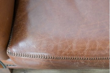 中古　VARO,S.A. VALENTI(バロッサバレンティ)　本革　クラシックな風格を感じさせる鋲打ちデザインの1人掛けアームソファ　定価約40万円　(R-086250)