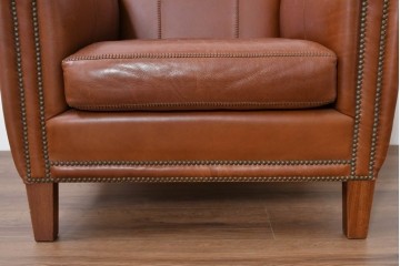 中古　VARO,S.A. VALENTI(バロッサバレンティ)　本革　クラシックな風格を感じさせる鋲打ちデザインの1人掛けアームソファ　定価約40万円　(R-086250)