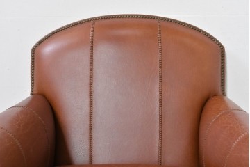 中古　VARO,S.A. VALENTI(バロッサバレンティ)　本革　クラシックな風格を感じさせる鋲打ちデザインの1人掛けアームソファ　定価約40万円　(R-086250)