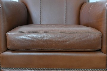 中古　VARO,S.A. VALENTI(バロッサバレンティ)　本革　クラシックな風格を感じさせる鋲打ちデザインの1人掛けアームソファ　定価約40万円　(R-086250)