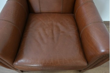 中古　VARO,S.A. VALENTI(バロッサバレンティ)　本革　クラシックな風格を感じさせる鋲打ちデザインの1人掛けアームソファ　定価約40万円　(R-086250)