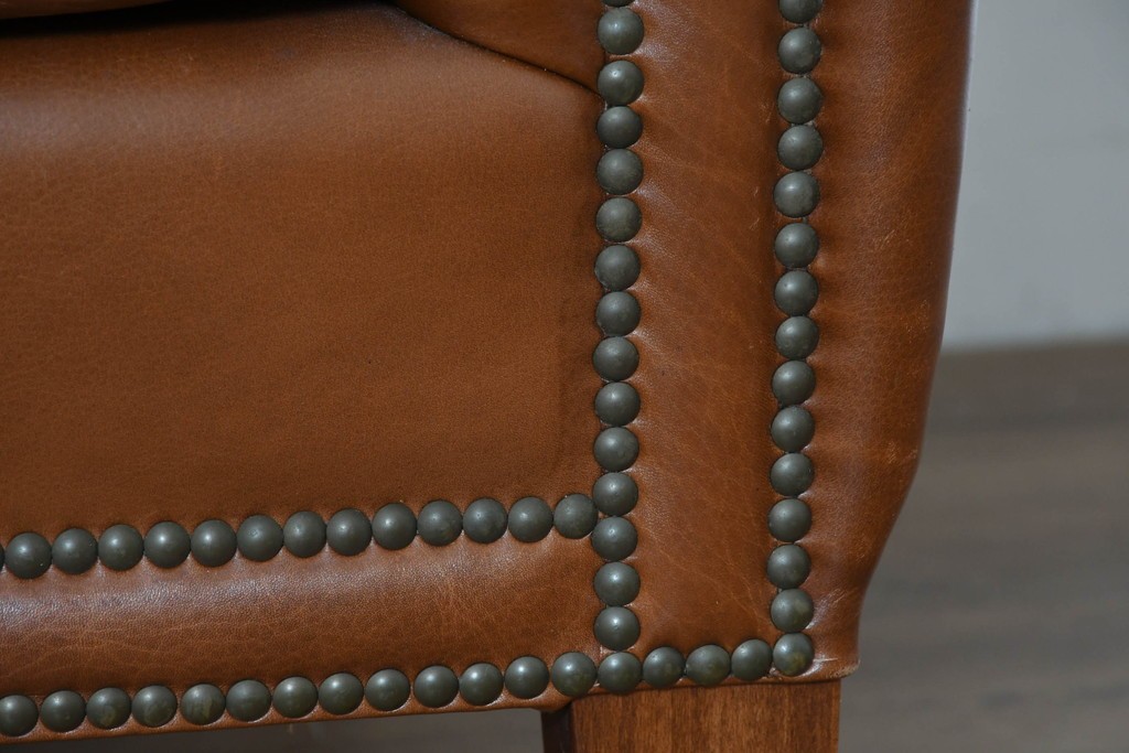 中古　VARO,S.A. VALENTI(バロッサバレンティ)　本革　クラシックな風格を感じさせる鋲打ちデザインの1人掛けアームソファ　定価約40万円　(R-086250)