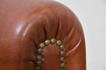 中古　VARO,S.A. VALENTI(バロッサバレンティ)　本革　クラシックな風格を感じさせる鋲打ちデザインの1人掛けアームソファ　定価約40万円　(R-086250)