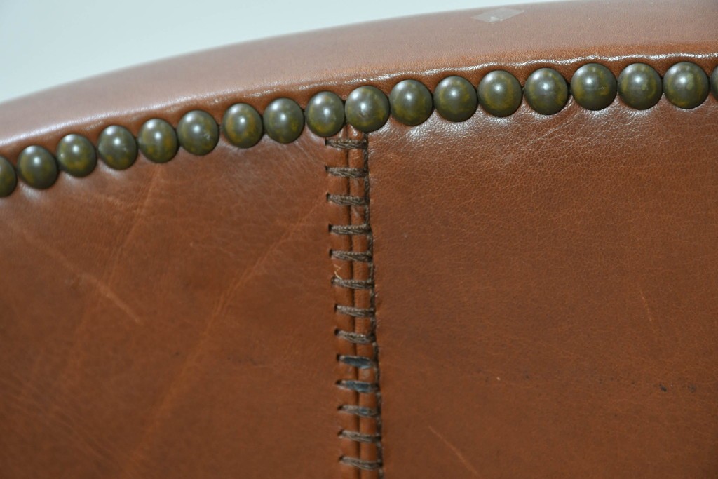 中古　VARO,S.A. VALENTI(バロッサバレンティ)　本革　クラシックな風格を感じさせる鋲打ちデザインの1人掛けアームソファ　定価約40万円　(R-086250)