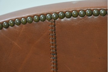 中古　VARO,S.A. VALENTI(バロッサバレンティ)　本革　クラシックな風格を感じさせる鋲打ちデザインの1人掛けアームソファ　定価約40万円　(R-086250)