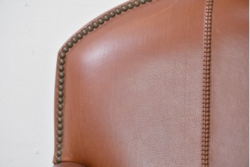 中古　VARO,S.A. VALENTI(バロッサバレンティ)　本革　クラシックな風格を感じさせる鋲打ちデザインの1人掛けアームソファ　定価約40万円　(R-086250)