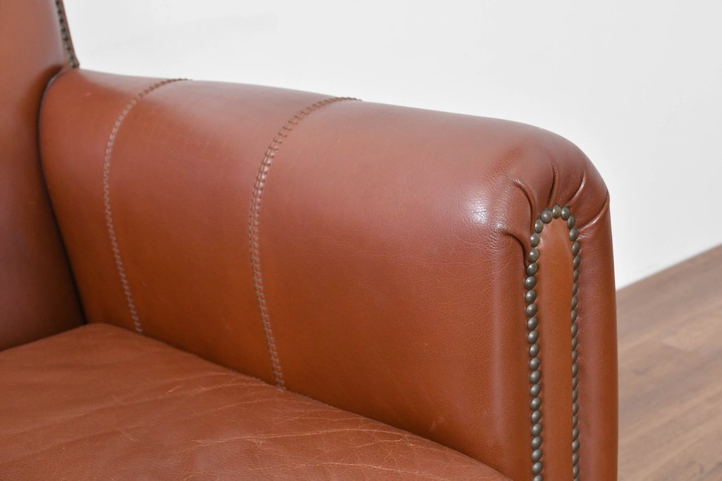 中古　VARO,S.A. VALENTI(バロッサバレンティ)　本革　クラシックな風格を感じさせる鋲打ちデザインの2人掛けアームソファ　定価約68万円　(R-086251)