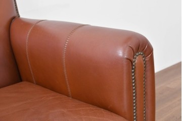 中古　VARO,S.A. VALENTI(バロッサバレンティ)　本革　クラシックな風格を感じさせる鋲打ちデザインの2人掛けアームソファ　定価約68万円　(R-086251)