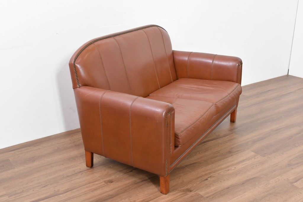 中古　VARO,S.A. VALENTI(バロッサバレンティ)　本革　クラシックな風格を感じさせる鋲打ちデザインの2人掛けアームソファ　定価約68万円　(R-086251)