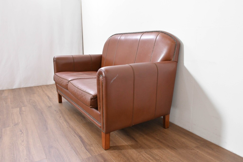 中古　VARO,S.A. VALENTI(バロッサバレンティ)　本革　クラシックな風格を感じさせる鋲打ちデザインの2人掛けアームソファ　定価約68万円　(R-086251)