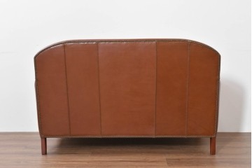 中古　VARO,S.A. VALENTI(バロッサバレンティ)　本革　クラシックな風格を感じさせる鋲打ちデザインの2人掛けアームソファ　定価約68万円　(R-086251)