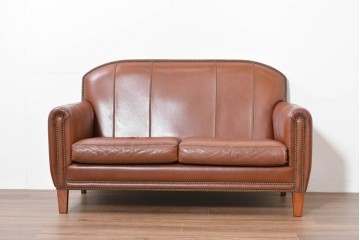 中古　VARO,S.A. VALENTI(バロッサバレンティ)　本革　クラシックな風格を感じさせる鋲打ちデザインの2人掛けアームソファ　定価約68万円　(R-086251)