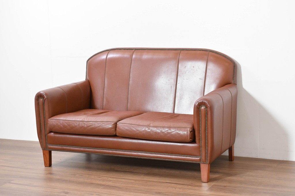 中古　VARO,S.A. VALENTI(バロッサバレンティ)　本革　クラシックな風格を感じさせる鋲打ちデザインの2人掛けアームソファ　定価約68万円　(R-086251)