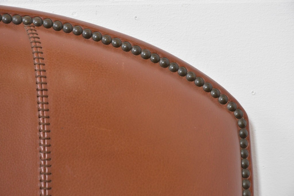 中古　VARO,S.A. VALENTI(バロッサバレンティ)　本革　クラシックな風格を感じさせる鋲打ちデザインの2人掛けアームソファ　定価約68万円　(R-086251)