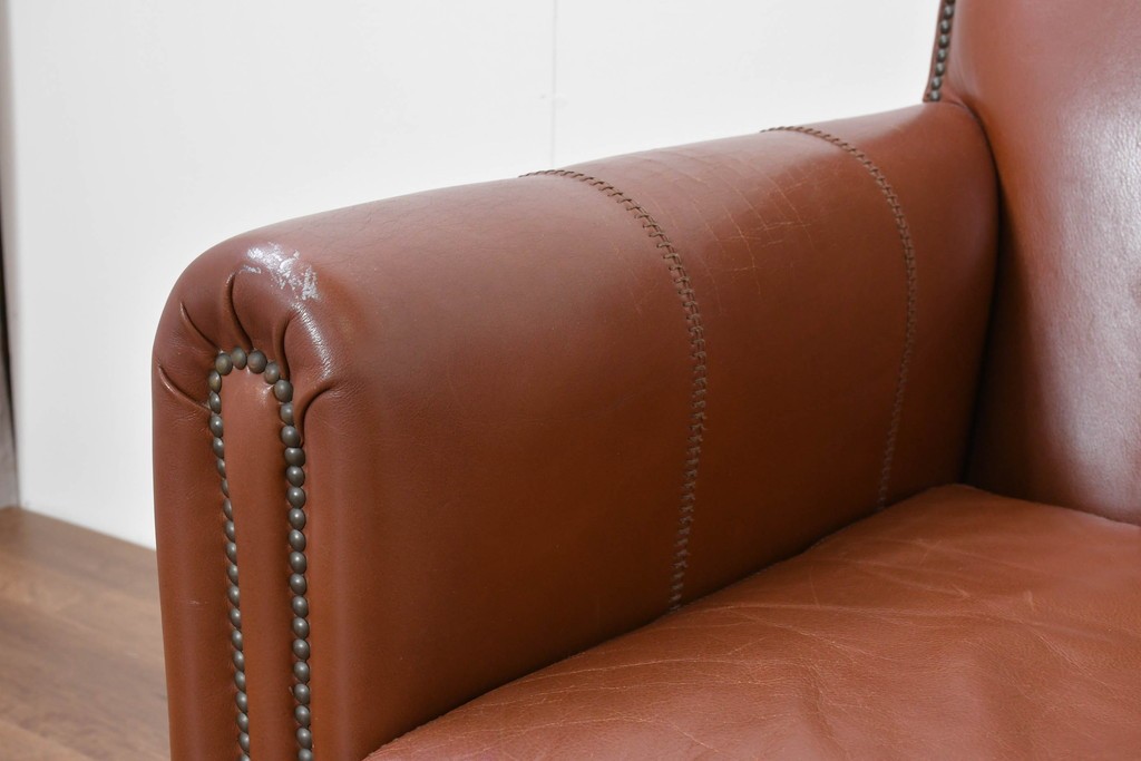 中古　VARO,S.A. VALENTI(バロッサバレンティ)　本革　クラシックな風格を感じさせる鋲打ちデザインの2人掛けアームソファ　定価約68万円　(R-086251)