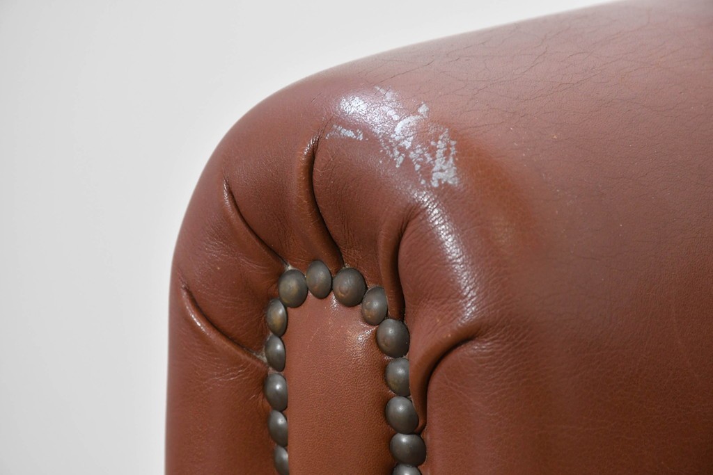 中古　VARO,S.A. VALENTI(バロッサバレンティ)　本革　クラシックな風格を感じさせる鋲打ちデザインの2人掛けアームソファ　定価約68万円　(R-086251)