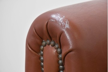 中古　VARO,S.A. VALENTI(バロッサバレンティ)　本革　クラシックな風格を感じさせる鋲打ちデザインの2人掛けアームソファ　定価約68万円　(R-086251)