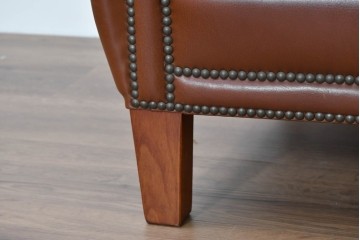 中古　VARO,S.A. VALENTI(バロッサバレンティ)　本革　クラシックな風格を感じさせる鋲打ちデザインの2人掛けアームソファ　定価約68万円　(R-086251)