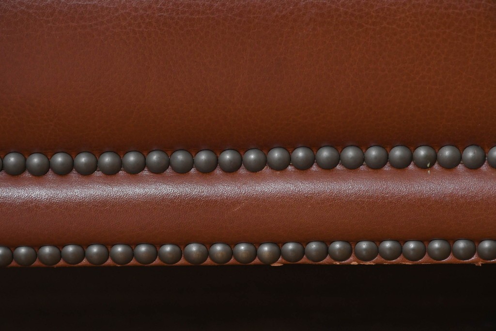 中古　VARO,S.A. VALENTI(バロッサバレンティ)　本革　クラシックな風格を感じさせる鋲打ちデザインの2人掛けアームソファ　定価約68万円　(R-086251)