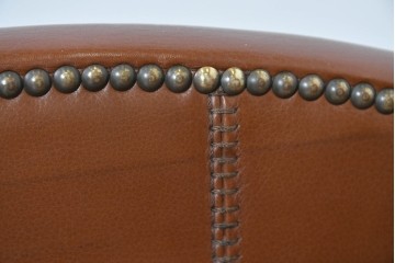 中古　VARO,S.A. VALENTI(バロッサバレンティ)　本革　クラシックな風格を感じさせる鋲打ちデザインの2人掛けアームソファ　定価約68万円　(R-086251)