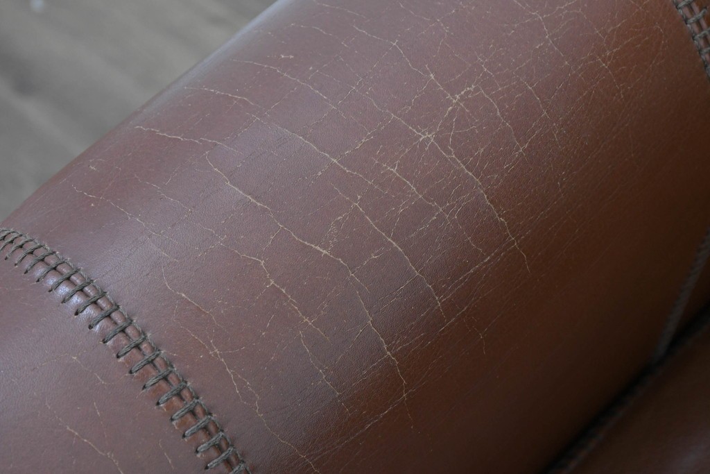 中古　VARO,S.A. VALENTI(バロッサバレンティ)　本革　クラシックな風格を感じさせる鋲打ちデザインの2人掛けアームソファ　定価約68万円　(R-086251)