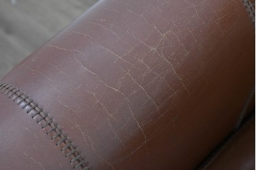 中古　VARO,S.A. VALENTI(バロッサバレンティ)　本革　クラシックな風格を感じさせる鋲打ちデザインの2人掛けアームソファ　定価約68万円　(R-086251)