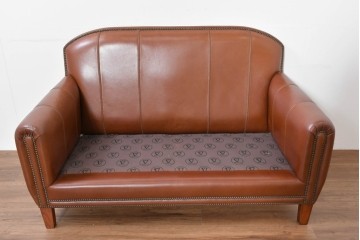 中古　VARO,S.A. VALENTI(バロッサバレンティ)　本革　クラシックな風格を感じさせる鋲打ちデザインの2人掛けアームソファ　定価約68万円　(R-086251)