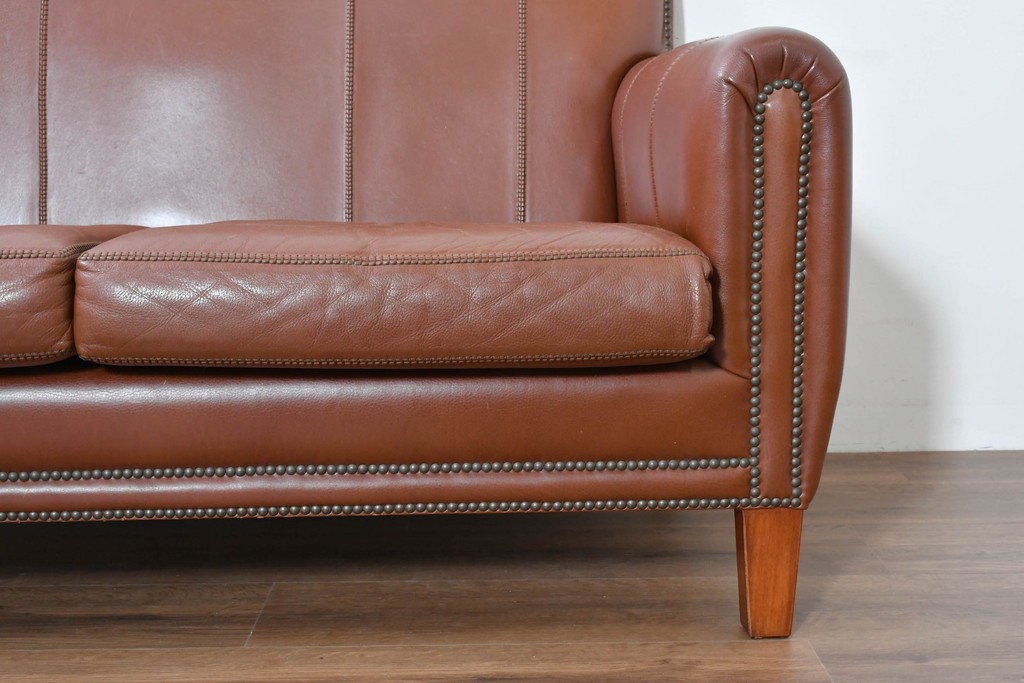 中古　VARO,S.A. VALENTI(バロッサバレンティ)　本革　クラシックな風格を感じさせる鋲打ちデザインの2人掛けアームソファ　定価約68万円　(R-086251)