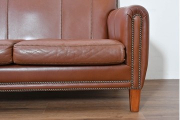 中古　VARO,S.A. VALENTI(バロッサバレンティ)　本革　クラシックな風格を感じさせる鋲打ちデザインの2人掛けアームソファ　定価約68万円　(R-086251)