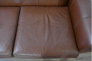 中古　VARO,S.A. VALENTI(バロッサバレンティ)　本革　クラシックな風格を感じさせる鋲打ちデザインの2人掛けアームソファ　定価約68万円　(R-086251)