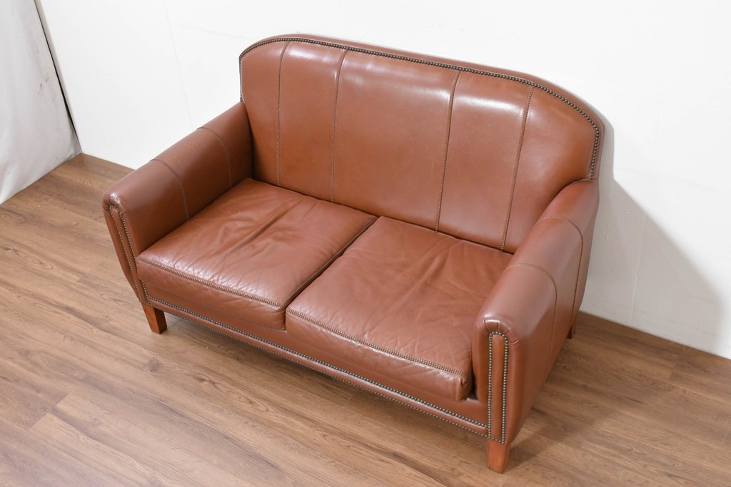 中古　VARO,S.A. VALENTI(バロッサバレンティ)　本革　クラシックな風格を感じさせる鋲打ちデザインの2人掛けアームソファ　定価約68万円　(R-086251)