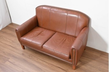 中古　VARO,S.A. VALENTI(バロッサバレンティ)　本革　クラシックな風格を感じさせる鋲打ちデザインの2人掛けアームソファ　定価約68万円　(R-086251)